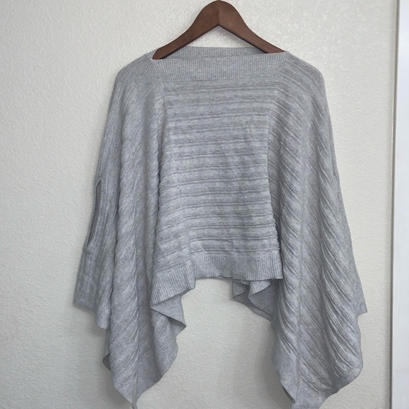 Lululemon Forward Flow Poncho
Heathered Core Ultra Light Grey (Second Release) - Picture 2 of 10
